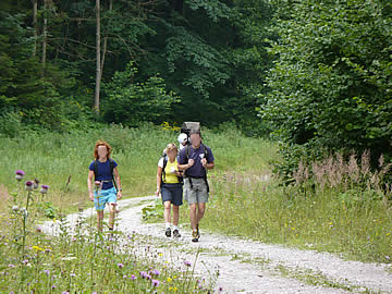 Turisti mimo označeného chodníka