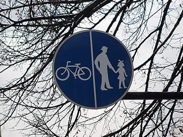 Dopravná značka mimo turistického chodníka