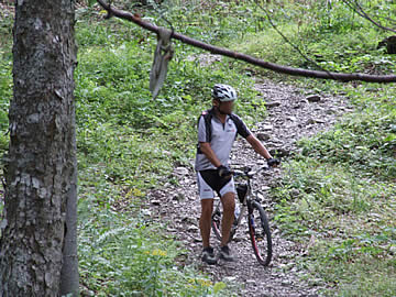 Cyklisti na turistickom chodníku z Kráľovej studne do Blatnicke doliny 