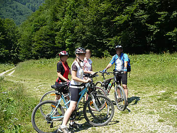 Cyklisti, ktorí boli vrátení z turistického chodníka, ktorý vedie na Kráľovú studňu